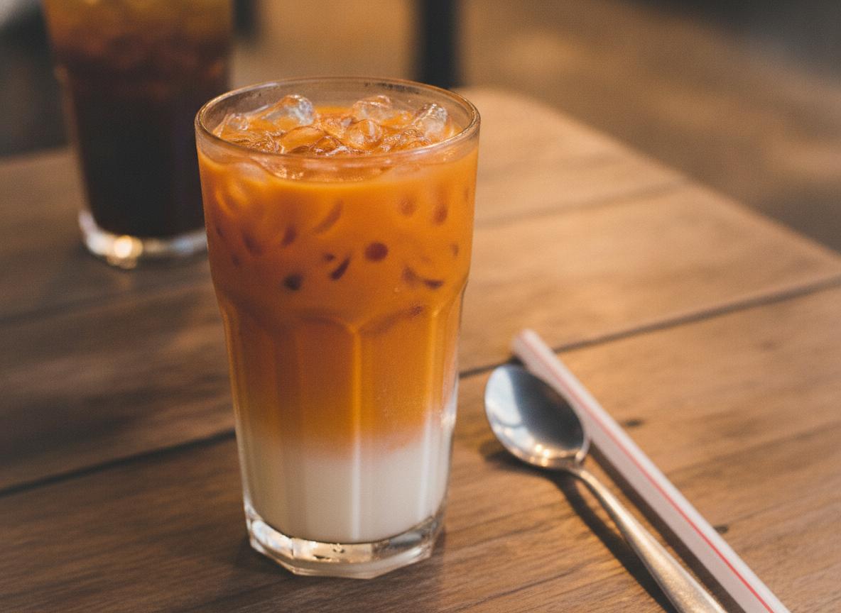Oranssi thaimaalainen jäätee lasissa