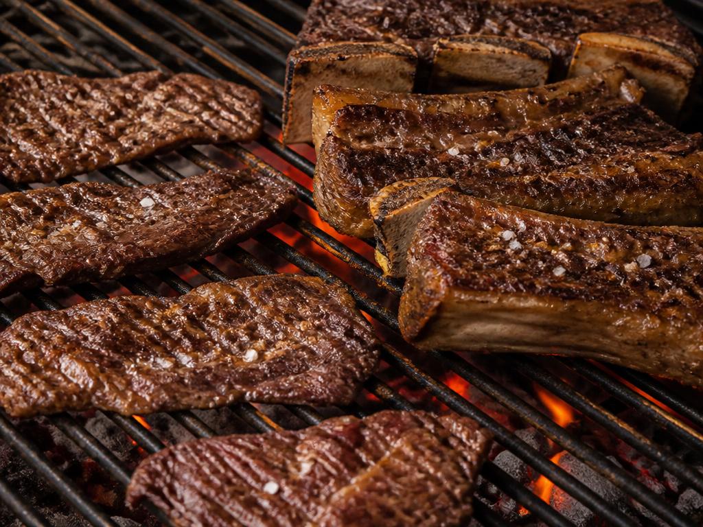 Naudanlihapaloja ja kylkiluita puuhiiligrillillä ravintolassa